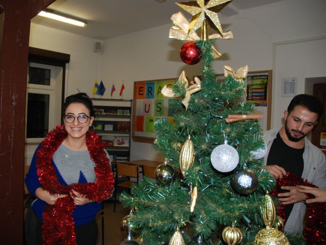 Ubieranie choinki przez ERASMUSÓW - Święta Bożego Narodzenia 2019 - Decorating the Christmas Tree by Erasmus+ students - Christmas 2019:)